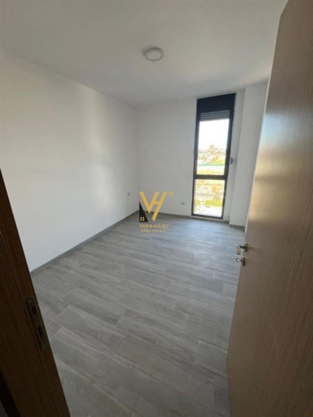 Tirane, jepet me qera zyre Kati 5, 95 m² 360 € (5 MAJI)